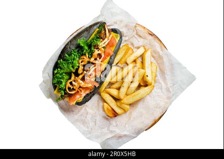 Hot dog con salsiccia di manzo e cipolle caramellate in un panino nero. Isolato su sfondo bianco Foto Stock