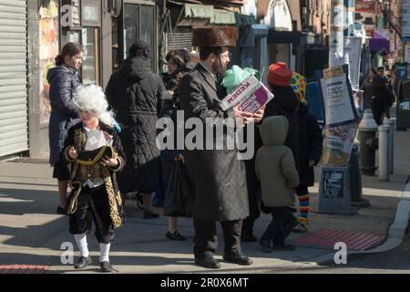 Una scena stradale su Purim 2023 a Williamsburg, Brooklyn, New York City Foto Stock