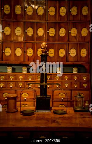 Museo della farmacia, museo del castello sulla storia della farmacia con oltre 20.000 mostre su 2000 anni di scienza medica e farmacia, tra cui apoth di vetro Foto Stock