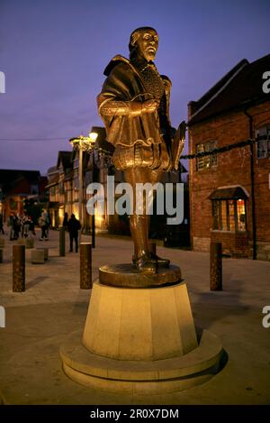 Stratford Upon Avon, statua. Statua di William Shakespeare illuminata al tramonto in Henley Street Stratford Upon Avon, Inghilterra, Regno Unito Foto Stock