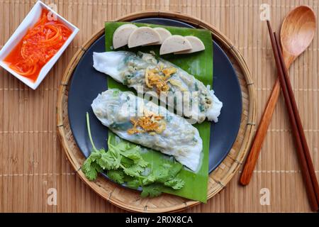 Banh Cuon - involtini di riso vietnamita ripieni di carne di maiale tritata e verdure alla vista dall'alto Foto Stock