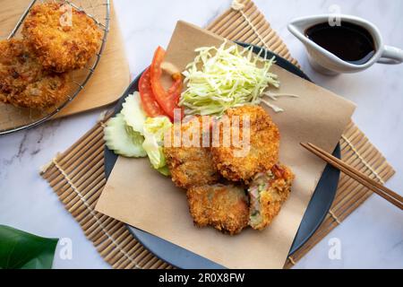 Korokke - antipasto giapponese di purè di patate fritte, bastoncini di granchio e verdure avvolte con pangrattato nella vista dall'alto Foto Stock