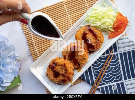 Korokke - antipasto giapponese di purè di patate fritte, bastoncini di granchio e verdure avvolte con pangrattato nella vista dall'alto Foto Stock