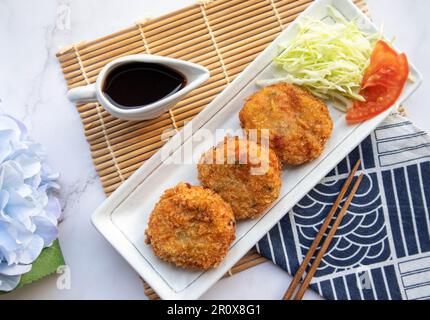 Korokke - antipasto giapponese di purè di patate fritte, bastoncini di granchio e verdure avvolte con pangrattato nella vista dall'alto Foto Stock