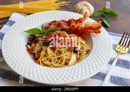 Spaghetti con pancetta e peperoncino secco a vista ravvicinata - spaghetti aglio e olio Foto Stock