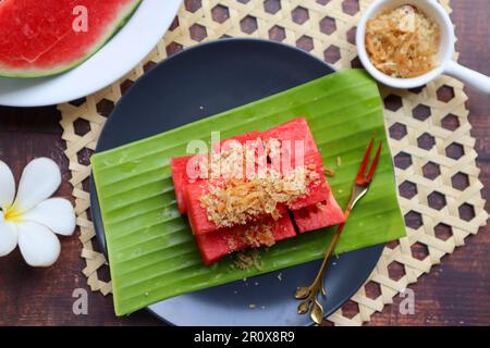 Cocomero con salsa croccante di Shallot di Pesce secco dolce - autentico antipasto tailandese chiamato Pla Hang Tangmo alla vista dall'alto Foto Stock