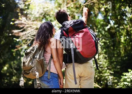 Rilassato beuaty. Ripresa di una giovane coppia di escursioni attraverso la foresta. Foto Stock