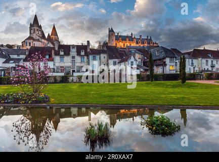 Città Reale di Loches (Francia) primavera vista notturna. È stato costruito nel IX secolo. Foto Stock