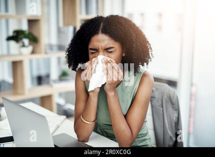 Naso che soffia, tessuti o donna nera malata in ufficio con virus o lavoratore con allergie, problemi o malattie. Persona starnuti o ragazza africana dipendente Foto Stock