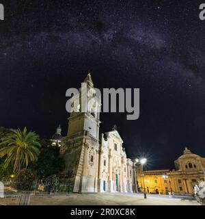 Notte Cattedrale di San Giovanni Battista in antica città medievale di Ragusa famos (Sicilia, Italia). Edificio nel 1718-1820. Qualche effetto flare della lente f Foto Stock