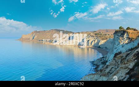 Spiaggia di sabbia sotto la famosa bianca scogliera, chiamato 'Scala dei Turchi", in Sicilia, vicino a Agrigento, Italia Foto Stock