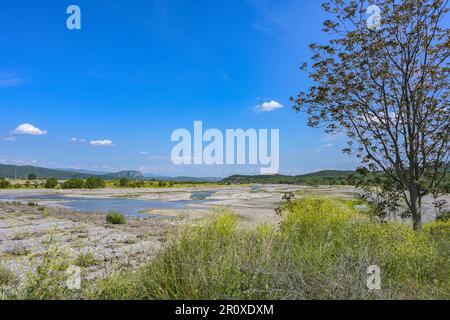 Asciugato sul letto del fiume Pinios vicino Kalambaka in Tessaglia, Grecia, acqua bassa dopo il calore e la siccità, effetto potenziale del riscaldamento climatico globale, ampio Foto Stock