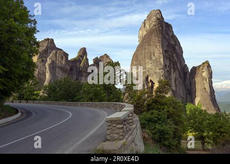 Strada curvilinea tra le montagne di Meteora con famosi monasteri vicino Kalambaka in Grecia, attrazione turistica e paesaggio per escursioni, arrampicata e Foto Stock