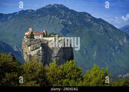 Monastero della Santissima Trinità costruito sulla cima di una roccia nel complesso Meteora vicino Kalambaka, famosa attrazione turistica in Grecia, paesaggio montano Foto Stock