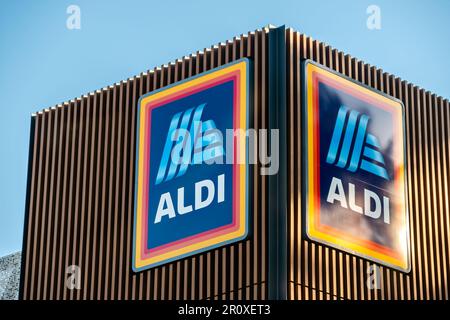 Adelaide, Australia - 23 agosto 2019: Vista esterna del supermercato Aldi con il logo installato sulla facciata dell'edificio in un giorno Foto Stock