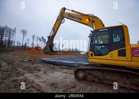 Ust-Luga, Leningrado oblast, Russia - 16 novembre 2021: Spianatura dell'escavatore Komatsu in cantiere. Foto Stock