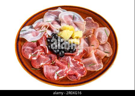 Piatto di carne italiana con prosciutto, bresaola, pancetta, salame e parmigiano. Isolato su sfondo bianco Foto Stock