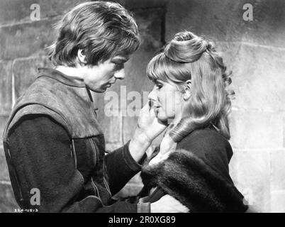 PETER McEnery e SUSAN HAMPSHIRE nel COMBATTIMENTO PRINCE OF DONEGAL 1966 il regista MICHAEL o'HERLIHY libro Robert T. Reilly costume design Anthony Mendleson UK-USA co-produzione Walt Disney Productions Foto Stock