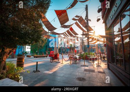 Dubai, Emirati Arabi Uniti - 11 Maggio 2021: La Mer Beach walking area con molti ristoranti in bar caffè un famoso luogo di viaggio e di svago nel downtow Foto Stock