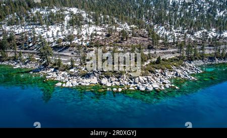 Una vista aerea del Lago Nord Tahoe con acque cristalline in una giornata di sole Foto Stock