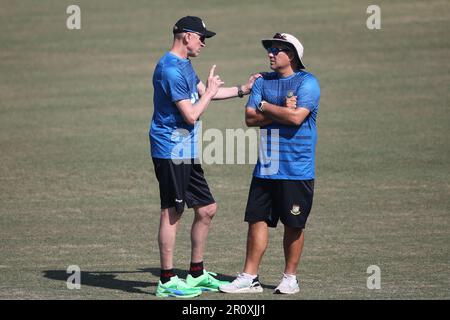 Allenatore di bowling veloce del Bangladesh Allan Donald (L) e allenatore capo Russel Domingo (R) durante la squadra nazionale di cricket del Bangladesh partecipa alla pratica sessio Foto Stock