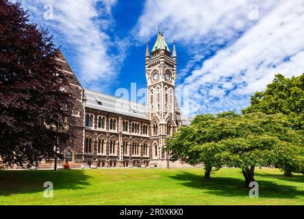 Dunedin, Nuova Zelanda - 3 gennaio 2010: Edificio del Registro dell'Università di Otago con torre dell'orologio Foto Stock