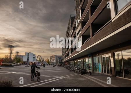 Foto del Plein 1992, con una persona in bicicletta. Plein 1992 è una piazza nel centro della città olandese di Maastricht , situato sul Maas nella ne Foto Stock