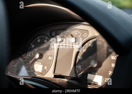 Immagine di un pannello di controllo per auto, di un cruscotto per auto, di un'automobile ferma con strumenti importanti come il misuratore di gas, l'indicatore di velocità e i giri/min Foto Stock