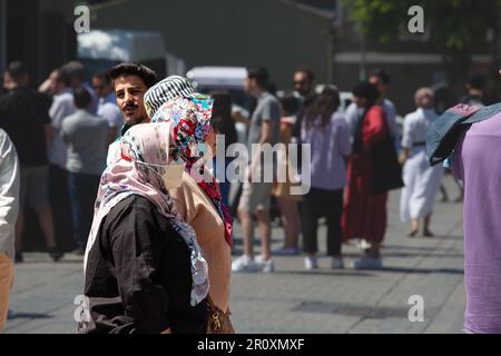 Foto di un gruppo di donne che indossano una maschera respiratoria al centro di Istanbul, Turchia, indossando anche sciarpa islamica. Foto Stock