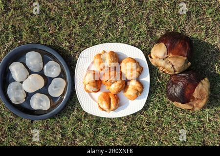 Ananas Plamyra intero con frutta sbucciata e non sbucciata Foto Stock