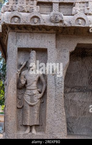 Gli incredibili dettagli estetici delle sculture a colonna nei cinque Rathas confermano il fascino e il significato di questi templi monolitici scavati nella roccia. Foto Stock