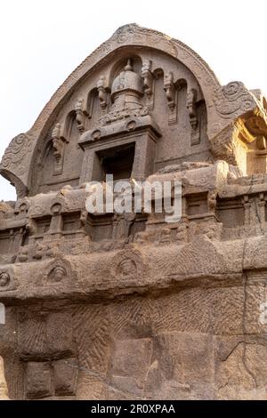 Gli incredibili dettagli estetici delle incisioni a colonna nei cinque Rathas confermano il fascino e il significato di questo tempio monolitico scavato nella roccia Foto Stock