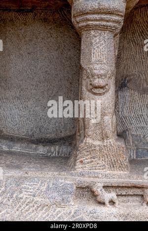 Gli incredibili dettagli estetici delle incisioni a colonna di leone nei cinque Rathas confermano il fascino e il significato di questo tempio monolitico scavato nella roccia Foto Stock