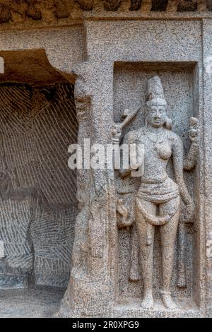 Gli incredibili dettagli estetici delle sculture a colonna nei cinque Rathas confermano il fascino e il significato di questi templi monolitici scavati nella roccia. Foto Stock