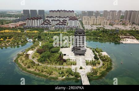 Zibo. 8th maggio, 2023. Questa foto aerea scattata il 8 maggio 2023 mostra una vista dell'edificio Haidai, una libreria, nel quartiere Zhangdian di Zibo, nella provincia di Shandong della Cina orientale. Zibo, una città con oltre 3.000 anni di storia situata nella provincia centrale di Shandong, è composta in modo unico da diversi quartieri che si trovano a circa 20 chilometri l'uno dall'altro ma ben collegati con le linee del traffico. La città ha sparato alla fama nazionale all'inizio di quest'anno dopo che gli influencer dei social media hanno hyped in su il barbecue locale unico -- carne alla griglia avvolta in pancake con scalogni. Credit: Xu Suhui/Xinhua/Alamy Live News Foto Stock