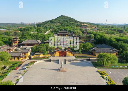 Zibo. 8th maggio, 2023. Questa foto aerea scattata il 8 maggio 2023 mostra una vista della Sala commemorativa di Guan Zhong nel distretto di Linzi di Zibo, provincia di Shandong nella Cina orientale. Zibo, una città con oltre 3.000 anni di storia situata nella provincia centrale di Shandong, è composta in modo unico da diversi quartieri che si trovano a circa 20 chilometri l'uno dall'altro ma ben collegati con le linee del traffico. La città ha sparato alla fama nazionale all'inizio di quest'anno dopo che gli influencer dei social media hanno hyped in su il barbecue locale unico -- carne alla griglia avvolta in pancake con scalogni. Credit: Notizie dal vivo su Zhu Zheng/Xinhua/Alamy Foto Stock