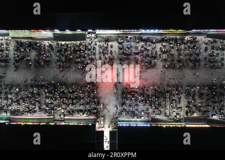 Zibo. 8th maggio, 2023. Questa foto aerea scattata il 8 maggio 2023 mostra le persone che apprezzano la cucina barbecue in stile Zibo nel quartiere di Linzi di Zibo, nella provincia di Shandong nella Cina orientale. Zibo, una città con oltre 3.000 anni di storia situata nella provincia centrale di Shandong, è composta in modo unico da diversi quartieri che si trovano a circa 20 chilometri l'uno dall'altro ma ben collegati con le linee del traffico. La città ha sparato alla fama nazionale all'inizio di quest'anno dopo che gli influencer dei social media hanno hyped in su il barbecue locale unico -- carne alla griglia avvolta in pancake con scalogni. Credit: Notizie dal vivo su Zhu Zheng/Xinhua/Alamy Foto Stock