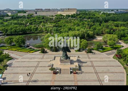 Zibo. 8th maggio, 2023. Questa foto aerea scattata il 8 maggio 2023 mostra una vista del parco del lago Taigong nel distretto di Linzi di Zibo, nella provincia di Shandong della Cina orientale. Zibo, una città con oltre 3.000 anni di storia situata nella provincia centrale di Shandong, è composta in modo unico da diversi quartieri che si trovano a circa 20 chilometri l'uno dall'altro ma ben collegati con le linee del traffico. La città ha sparato alla fama nazionale all'inizio di quest'anno dopo che gli influencer dei social media hanno hyped in su il barbecue locale unico -- carne alla griglia avvolta in pancake con scalogni. Credit: Notizie dal vivo su Zhu Zheng/Xinhua/Alamy Foto Stock