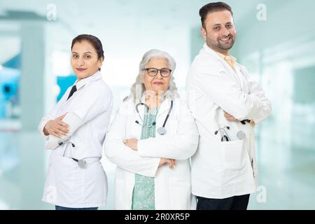 Team di medici indiani in piedi braccia incrociate in piedi in ospedale, sanità e concetto medico. Foto Stock