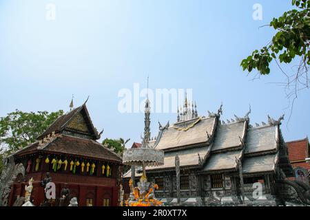 Silver Ganesha con offerte fuori Wat Sri Suphan, conosciuto come Tempio d'Argento a Chiang mai Foto Stock