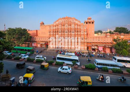 Famoso storico landmak rosa Hawa Mahal Palazzo dei Venti con persone e trasporto. Jaipur, Rajasthan, India Foto Stock