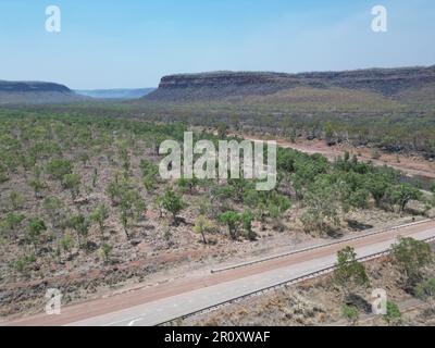 Un altopiano deserito che si snoda attraverso un paesaggio rurale, senza veicoli in vista Foto Stock