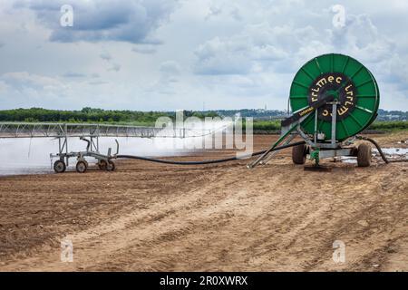 Zhukovskiy, provincia di Mosca - 20 giugno 2022: Sistema di irrigazione Irrimec su campi agricoli contro il cielo grigio con le nuvole Foto Stock