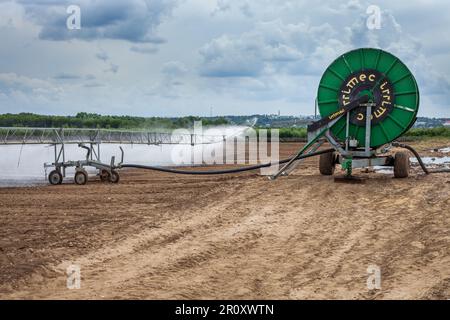 Zhukovskiy, provincia di Mosca - 20 giugno 2022: Sistema di irrigazione Irrimec sui campi agricoli. Cielo grigio, nuvole Foto Stock