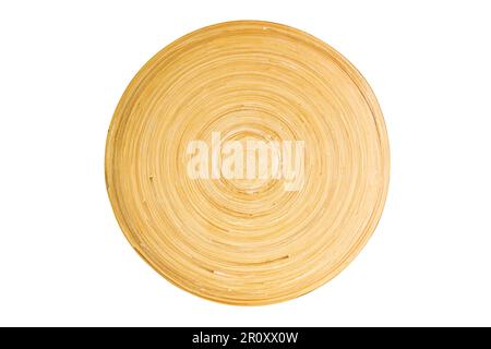 Modello di piatto di bambù in legno di arnese da cucina isolato su sfondo bianco con percorso di ritaglio vista dall'alto primo piano formato orizzontale. Foto Stock