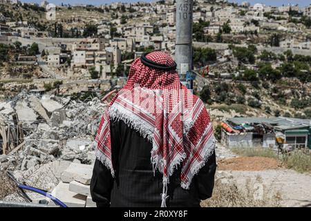 Gerusalemme, Israele. 09th maggio, 2023. Uno dei proprietari di case demolite ispeziona le macerie della sua casa dopo la demolizione di due case a Jabal Mukaber, Gerusalemme. Macchine pesanti appartenenti al comune demolirono due case nella zona di 'Khilat al-Abed' nella città di Jabal al-Mukaber, ad est di Gerusalemme, di proprietà dei fratelli Firas e Ali Shuqairat, col pretesto di non ottenere un permesso. (Foto di Saeed Qaq/SOPA Images/Sipa USA) Credit: Sipa USA/Alamy Live News Foto Stock