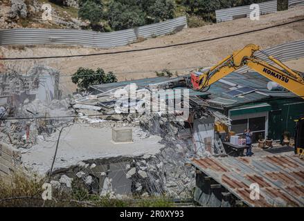 Gerusalemme, Israele. 10th maggio, 2023. Bulldozer israeliani demolire case residenziali nel quartiere Jabal Mukaber a Gerusalemme est. Macchine pesanti appartenenti al comune demolirono due case nella zona di 'Khilat al-Abed' nella città di Jabal al-Mukaber, ad est di Gerusalemme, di proprietà dei fratelli Firas e Ali Shuqairat, col pretesto di non ottenere un permesso. (Foto di Saeed Qaq/SOPA Images/Sipa USA) Credit: Sipa USA/Alamy Live News Foto Stock