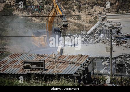 Gerusalemme, Israele. 10th maggio, 2023. Bulldozer israeliani demolire case residenziali nel quartiere Jabal Mukaber a Gerusalemme est. Macchine pesanti appartenenti al comune demolirono due case nella zona di 'Khilat al-Abed' nella città di Jabal al-Mukaber, ad est di Gerusalemme, di proprietà dei fratelli Firas e Ali Shuqairat, col pretesto di non ottenere un permesso. (Foto di Saeed Qaq/SOPA Images/Sipa USA) Credit: Sipa USA/Alamy Live News Foto Stock