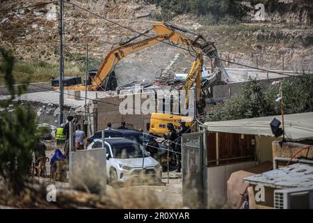 Gerusalemme, Israele. 10th maggio, 2023. Bulldozer israeliani demolire case residenziali nel quartiere Jabal Mukaber a Gerusalemme est. Macchine pesanti appartenenti al comune demolirono due case nella zona di 'Khilat al-Abed' nella città di Jabal al-Mukaber, ad est di Gerusalemme, di proprietà dei fratelli Firas e Ali Shuqairat, col pretesto di non ottenere un permesso. (Foto di Saeed Qaq/SOPA Images/Sipa USA) Credit: Sipa USA/Alamy Live News Foto Stock