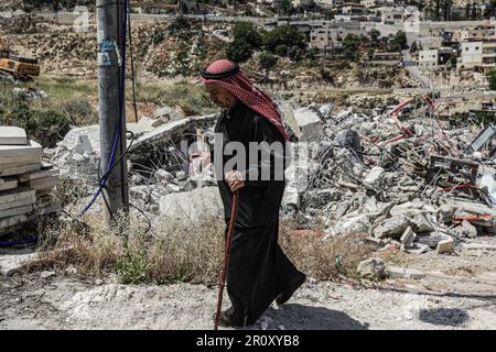 Gerusalemme, Israele. 09th maggio, 2023. Uno dei proprietari di case demolite ispeziona le macerie della sua casa dopo la demolizione di due case a Jabal Mukaber, Gerusalemme. Macchine pesanti appartenenti al comune demolirono due case nella zona di 'Khilat al-Abed' nella città di Jabal al-Mukaber, ad est di Gerusalemme, di proprietà dei fratelli Firas e Ali Shuqairat, col pretesto di non ottenere un permesso. (Foto di Saeed Qaq/SOPA Images/Sipa USA) Credit: Sipa USA/Alamy Live News Foto Stock